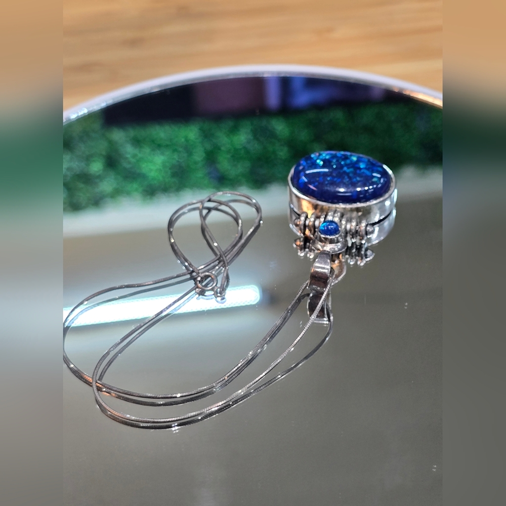 Elegant Sterling Sikver Blue Pendant Necklace - Picture 3 of 8